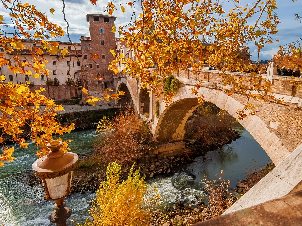 Rome autumn 1200x900px Rom på hösten- Vackra träd vid Tibern.